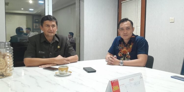 Dirut PT SBM Terancam Diberhentikan dengan Tidak Hormat 1 Sekda Pemkab Serang Zaldi Dhuhana (kiri) dan Kabag Hukum Setda Pemkab Serang Lalu Farhan Nugraha saat ditemui di ruang kerja Sekda, Kamis, 18 September 2025. (Rahmat Tanjung/Bantenraya.com)