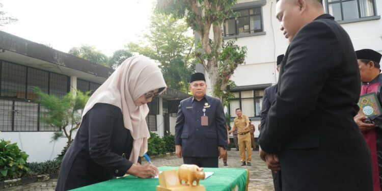 Raden Dewi Minta Pegawai Pemkab Pandeglang yang Baru Dilantik Tidak Hanya Isi Absen Lalu Pulang 1 Pandeglang