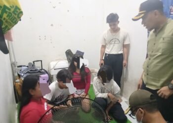 Dipesan Lewat MiChat, Kos-Kosan di Ciruas Diduga Jadi Tempat Tak Senonoh 2 Anggota Satpol PP Kabupaten Serang mendatangi kos-kosan di Ciruas yang diduga jadi tempat tak senonoh di kos-kosan, pekan kemarin.