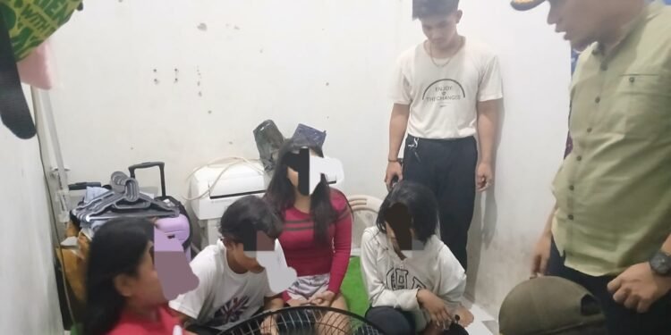 Dipesan Lewat MiChat, Kos-Kosan di Ciruas Diduga Jadi Tempat Tak Senonoh 1 Anggota Satpol PP Kabupaten Serang mendatangi kos-kosan di Ciruas yang diduga jadi tempat tak senonoh di kos-kosan, pekan kemarin.