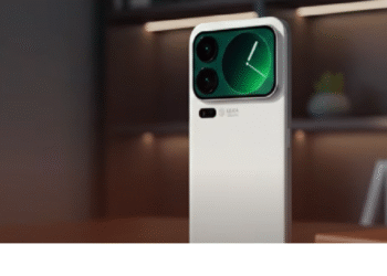 Alasan Xiaomi Tidak Meluncurkan Xiaomi 16 Series, Malah Langsung Xiaomi 17 Series 1 Xiaomi 17 Series dengan layar di bagian belakang.