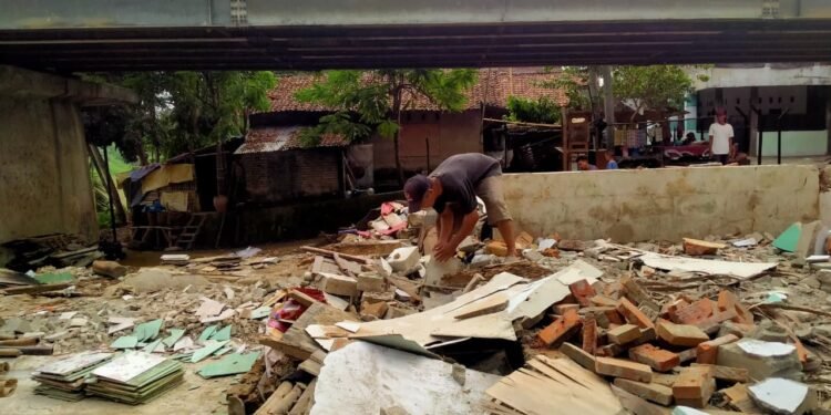 Bangunan Liar di Rel Rangkasbitung-Jambu Ditertibkan, 15 Rumah Dibongkar Pemilik Secara Sukarela 1 bangunan liar