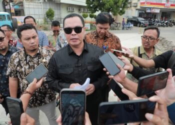 Tegas! Walikota Serang Budi Rustandi Bongkar Segel Jalan Simpang Sebidang Legok-Titan Arum 1 Walikota Serang Budi Rustandi diwawancarai wartawan usai membongkar segel di Jalan Simpang Sebidang Legok-Titan Arum, Kota Serang, Kamis 11 September 2025. (Dokumentasi Prokopim Setda Kota Serang untuk Bantenraya.com)