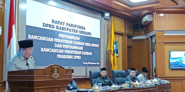 Anggota DPRD Kabupaten Serang Fraksi Partai golongan Karya (Golkar) Medi Subandi saat menyampaikan Raparda Prakarsa DPRD Kabupaten Serang, Senin (8/9).