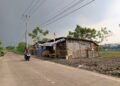 Garis police line milik Bapeten masih terpasang di tempat rongsok besi yang tercemar radioaktif Cs-137 di Desa Sukatani, Kecamatan Cikande, Senin (8/9).