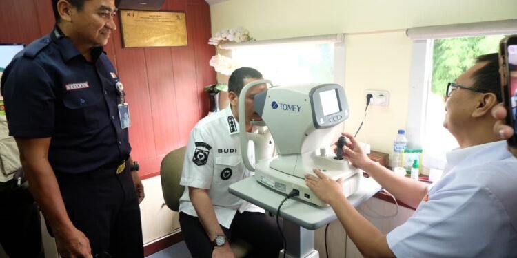 Punya Layanan Rail Clinic, Budi Rustandi Cek Kesehatan Mata di Gerbong Kereta Api 1 Walikota Serang Budi Rustandi mengecek matanya di Rail Clinic di Stasiun Kereta Api Tamansari, Kota Serang, Kamis (18/9/25). (Doni Kurniawan Banten Raya)