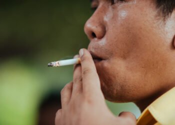 Industri rokok di Indonesia masih menjadi penyumbang cukai terbesar di APBN. (jcomp/freepik.com)