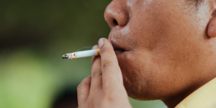 Industri rokok di Indonesia masih menjadi penyumbang cukai terbesar di APBN. (jcomp/freepik.com)