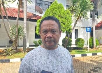 Kepala Bagian Administrasi Pembangunan Setda Cilegon sekaligus Plt Kasatpol PP Cilegon Tunggul Fernando Simanjuntak saat diwawancarai program salira, (Tia/Banten Raya)