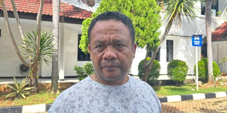 Kepala Bagian Administrasi Pembangunan Setda Cilegon sekaligus Plt Kasatpol PP Cilegon Tunggul Fernando Simanjuntak saat diwawancarai program salira, (Tia/Banten Raya)