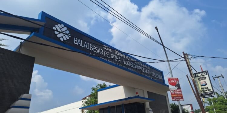 Ilustrasi foto gapura gedung BLKI di Karundang, Kota Serang. (Raffi/Banten Raya)