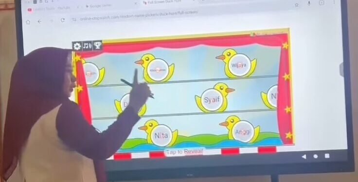 Momen Seru Belajar Pakai Smart TV di SDN Banjarmasin 2 Pandeglang, Panggil Siswa Maju Pakai Duck Race 1 smart tv
