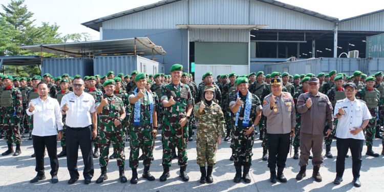 Bupati Serang (tengah depan) foto bersama dengan personel brigif 87 dan yonif tp 841 TNI di Komplek Pergudangan Permata, Kecamatan Bojonegara, Rabu 10 September 2025.