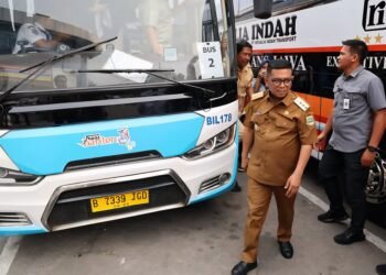 Gubernur Banten Andra Soni Jajal Bus Trans Banten, Akui Nyaman Hingga Ketiduran 4 Andra Soni naik Trans Banten