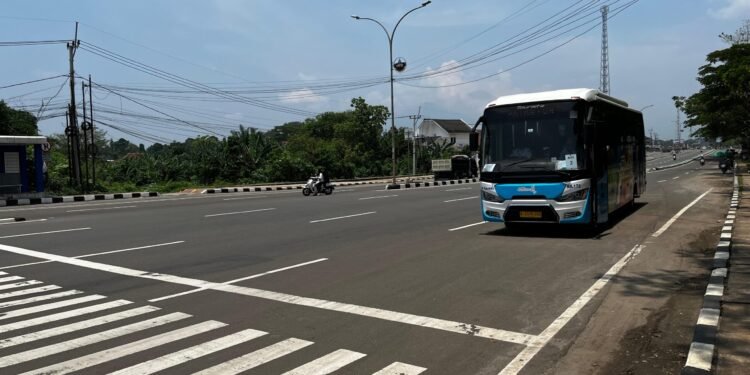 Bus Trans Banten Dinilai Terlalu Lambat, Begini Tanggapan Damri Serang 1 Bus Trans Banten melintasi kawasan KP3B