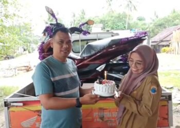 Diler Honda Surya Motor Malingping Berikan Kejutan Manis untuk Konsumen 7 Momen tim Diler Honda Surya Motor Malingping menyerah sepeda motor sebagai hadiah ulang tahun konsumen di Malingping, Kabupaten Lebak. (Dok/Honda Banten)