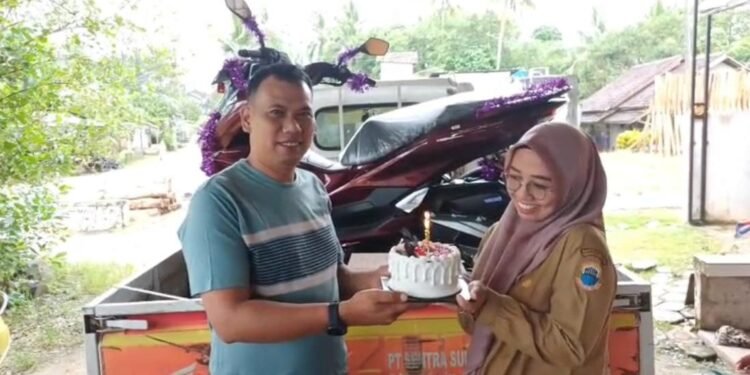 Diler Honda Surya Motor Malingping Berikan Kejutan Manis untuk Konsumen 1 Momen tim Diler Honda Surya Motor Malingping menyerah sepeda motor sebagai hadiah ulang tahun konsumen di Malingping, Kabupaten Lebak. (Dok/Honda Banten)