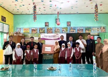 Perwakilan manajemen Swiss Belinn Modern Cikande memberikan bantuan perlengkapan ekstrakurikuler di SD Negeri Julang. (Dokumentasi/Swiss Belinn Cikande)