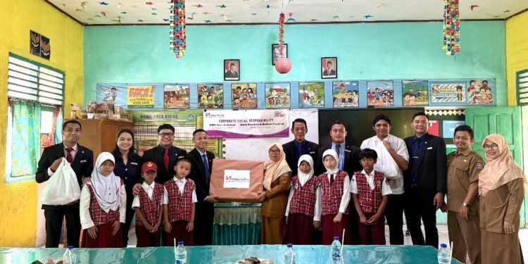 Perwakilan manajemen Swiss Belinn Modern Cikande memberikan bantuan perlengkapan ekstrakurikuler di SD Negeri Julang. (Dokumentasi/Swiss Belinn Cikande)