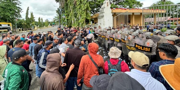 unjuk rasa DPRD Kota Cilegon