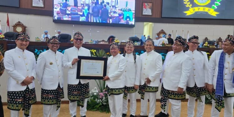 Teladan Disiplin, Muhsinin Terima Penghargaan dari DPRD Banten 1 Muhsinin