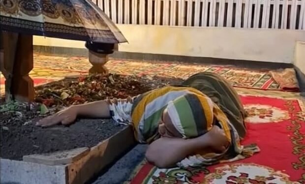 Bikin Nyesek! Viral Ibu Ini Rela Tidur di Samping Makam Kedua Putrinya Saking Kangennya 1 ibu