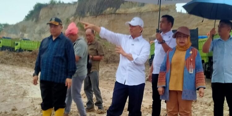 Wagub Banten Sidak ke Galian Depan Exit Tol Rangkasbitung, Truk Pengangkut Mendadak Tak Beroperasi 1 Sidak galian