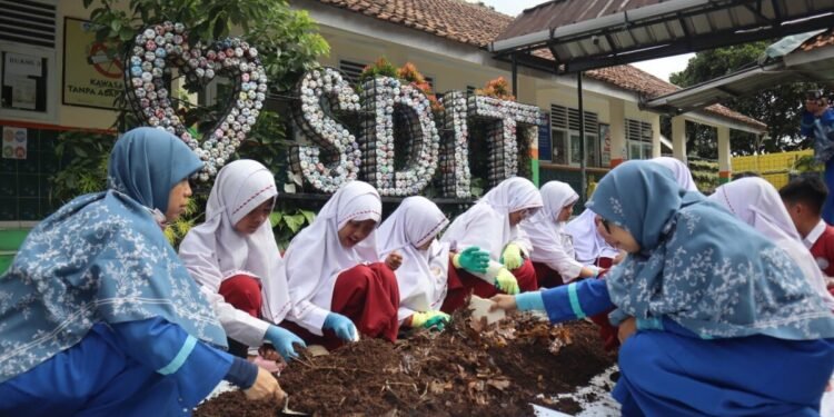 SDIT Irsyadul 'Ibad Pandeglang Galakkan Kepedulian Lingkungan Lewat Penanaman 200 Bibit Cabai 1 Cabai