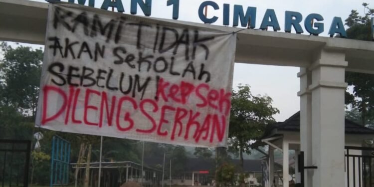 Ratusan Siswa SMAN 1 Cimarga Mogok Sekolah, Tuntut Kepsek Mundur 1 siswa SMAN 1 Cimarga mogok sekolah