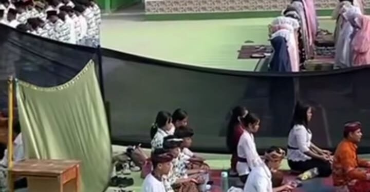 Indahnya Toleransi, Viral Momen Siswa SMA di Lampung Lakukan Ibadah Serentak Sesuai Agama Masing-masing 1 Siswa SMA di Lampung
