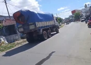 Dishub Lebak Dinilai Kurang Tegas, Truk Tambang Masih Berkeliaran Siang Hari, Dishub Dinilai Kurang Tegas 6 Truk Tambang Lebak