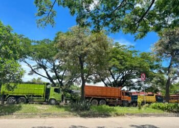 Truk prakir di JLS Cilegon