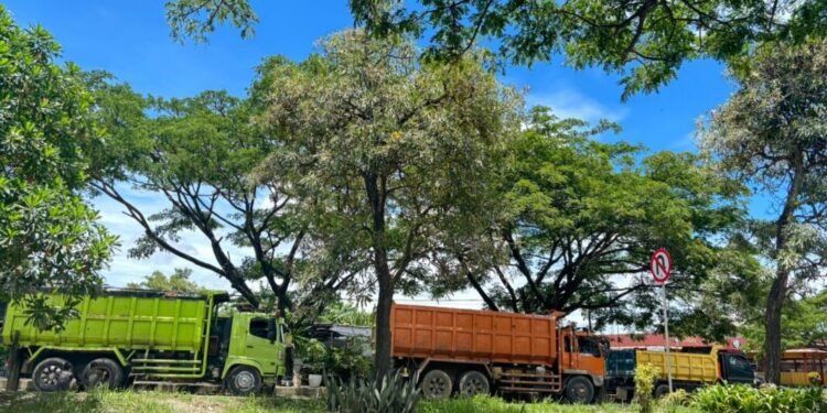 Warga Cilegon Keluhkan Truk Besar Parkir di Jalan JLS, Sopir Truk Angkat Bicara 1 Truk prakir di JLS Cilegon