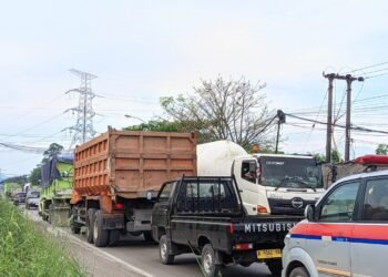 Truk tambang di Bojonegara