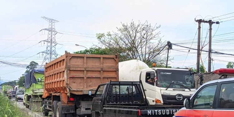 Truk tambang di Bojonegara