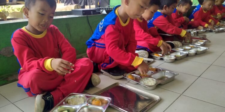 Monitoring MBG di SDN 1 Sempu, Kadindikbud Kota Serang Cek Kualitas Secara Langsung 1 MBG Kadindikbud Kota Serang