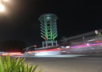 Spot foto estetik di Kota Cilegon salah satunya Tugu Landmark. (Gillang/Bantenraya.com)