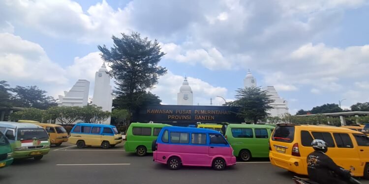 Sopir Angkot di Kota Serang Protes, Penghasilan Merosot Gara-gara Trans Banten 1 sopir angkot