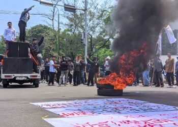 Warga Kramatwatu Blokade Lampu Merah JLS 3 Warga Kecamatan Kramatwatu, Kabupaten Serang
