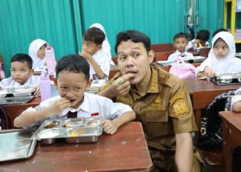 Pastikan Higienis dan Layak, Nur Agis Aulia Cicipi Menu MBG di SDN 20 Serang 7 Nur Agis Aulia