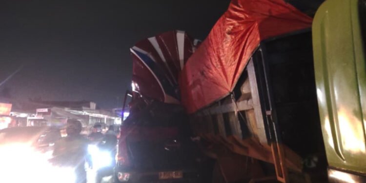 truk tambang parkir sembarangan tabrakan beruntun