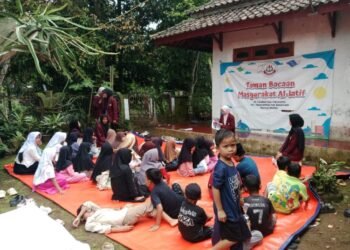 Tingkatkan Literasi, Mahasiswa Untirta Terjun ke Mandalawangi 2 literasi