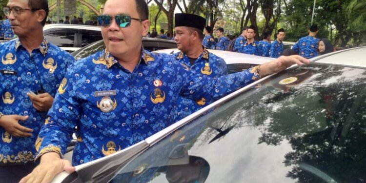 Terciduk Nunggak Pajak, Budi Rustandi Tandai Kendaraan Pejabat Pemkot Serang dengan Stiker Khusus 1 Budi rustandi pajak kendaraan pejabat pemkot serang