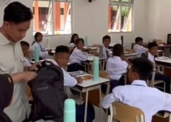 Dari Pujian Hingga Sindiran, Aksi Gibran Buka Tas Murid Jadi Viral 10 Aksi Gibran buka tas siswa sekolah