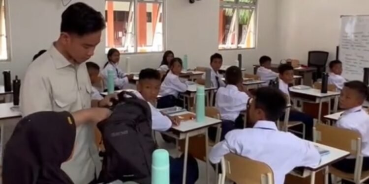 Aksi Gibran buka tas siswa sekolah