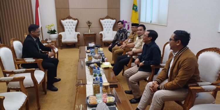 Honor RT dan RW di Cilegon Dialihkan dari BJB ke BPRS CM, Bagini Kata Dirut Baru 1 Walikota Cilegon Robinsar bersama dengan Dirut BPRS CM dan Pansel melakukan wawancara Dirops dan Keuangan BPRS CM, Senin 27 Oktober 2025. (Pansel BPRS CM)