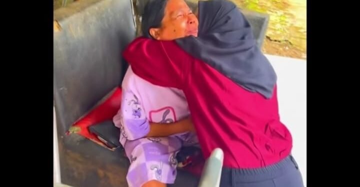 Momen Haru Wanita Ini Pulang Merantau, Nangis Kejer hingga Sujud Usai Liat Kondisi Sang Ibu 1 momen haru wanita pulang merantau