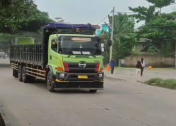 muatan pasir dan batu