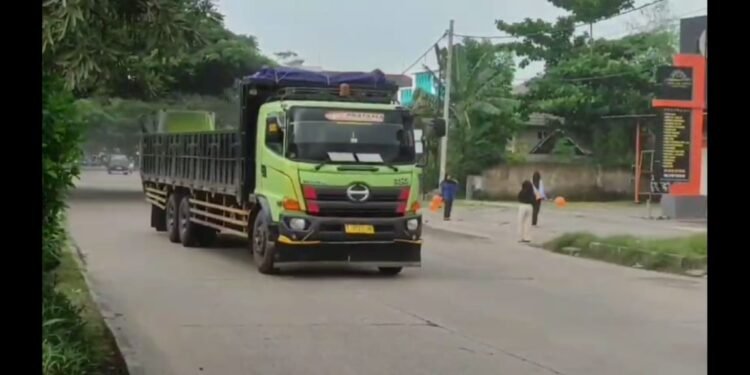 125 Ribu Kubik Pasir dan Batu Diangkut Keluar Banten, Aptrindo Sebut Sehari Bisa 5.000 Truk Lalu Lalang 1 muatan pasir dan batu