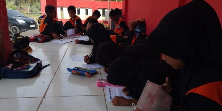 Siswa SDN 1 Sangkanmanik Belajar Diteras, Disdik Tak Punya Anggaran Bangun Kelas Baru 1 siswa SD